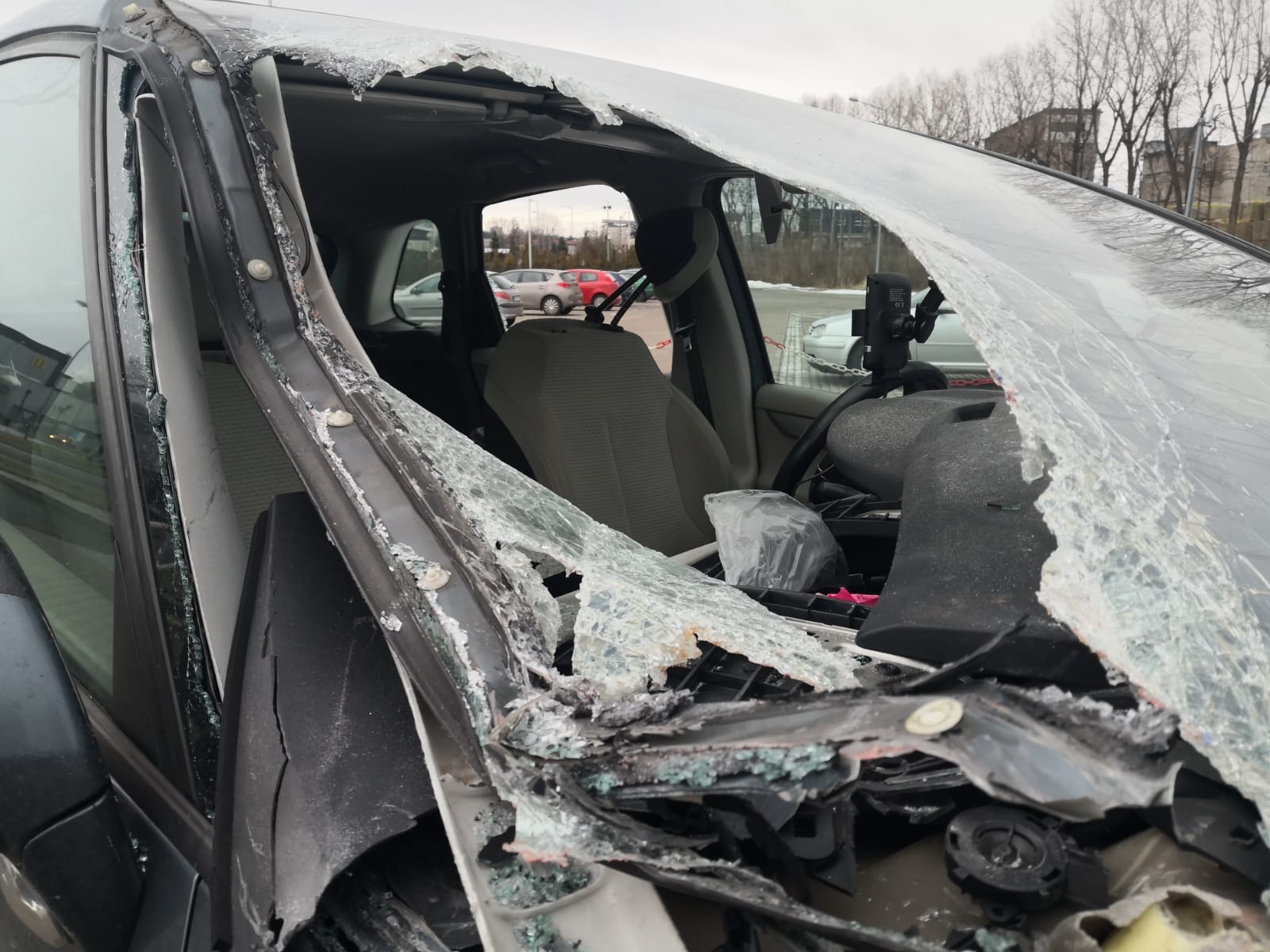 bielsko.info [FOTO] Szlaban przebił samochód na wylot