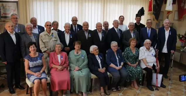 Radni Barbara Waluś i Janusz Okrzesik z odznaczeniami prezydenta RP