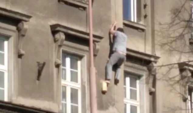 mężczyzna, elewacja kamienicy