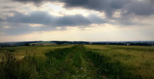 Popołudniowe słońce przebijające się przez chmury