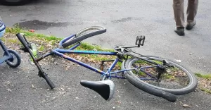 Potrącenie rowerzysty na skrzyżowaniu