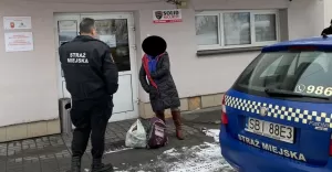 Bezdomna i ranna kobieta spała w autobusie. Pomogli jej strażnicy miejscy