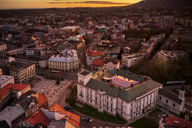 Zamek Sułkowskich o poranku