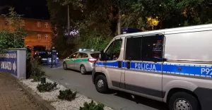 Uderzył w znak drogowy i uciekł