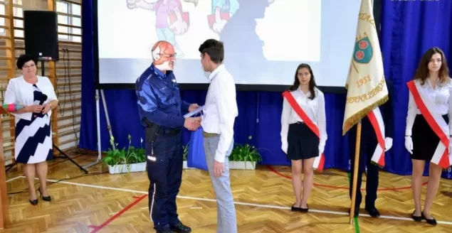 Policja wyróżniła uczniów, którzy pomogli uratować