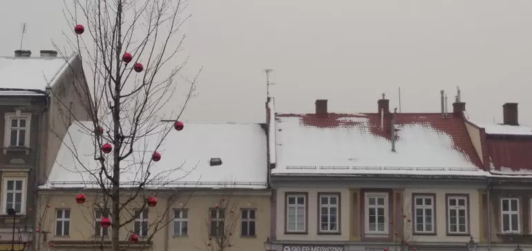 Śnieg, lód i sople na dachach budynków przy 11 Listopada