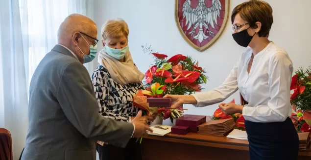 Jedna z par małżeńskich odbiera medale z rąk zastępcy kierownika Urzędu Stanu Cywilnego w Bielsku-Białej Anny Biel