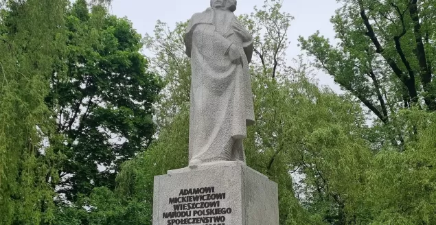 Mickiewicz powrócił do parku. Całkowicie oczyszczono pomnik