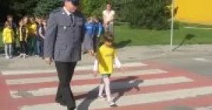 policjant, dziecko, droga do szkoły