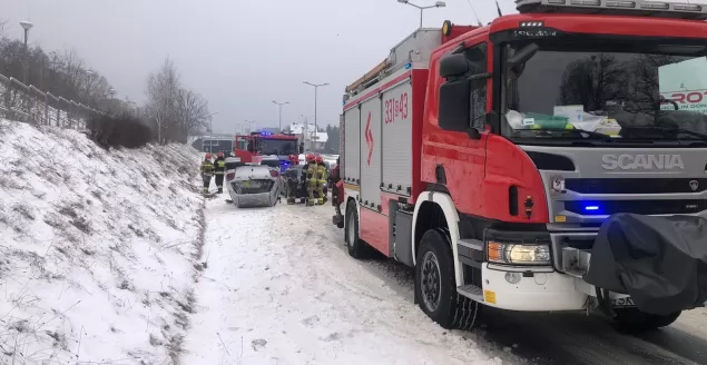 wypadek, dachowanie, zima, odśnieżanie, straż pożarna
