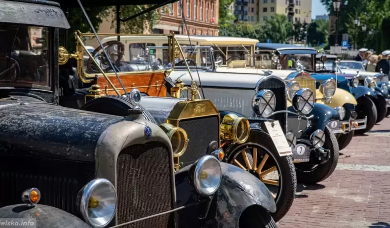 pokaz elegancji pojazdow zabytkowych na placu ratuszowym 15 07 2023 bd0f