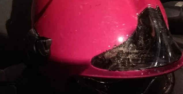Kask strażaka biorącego udział w akcji