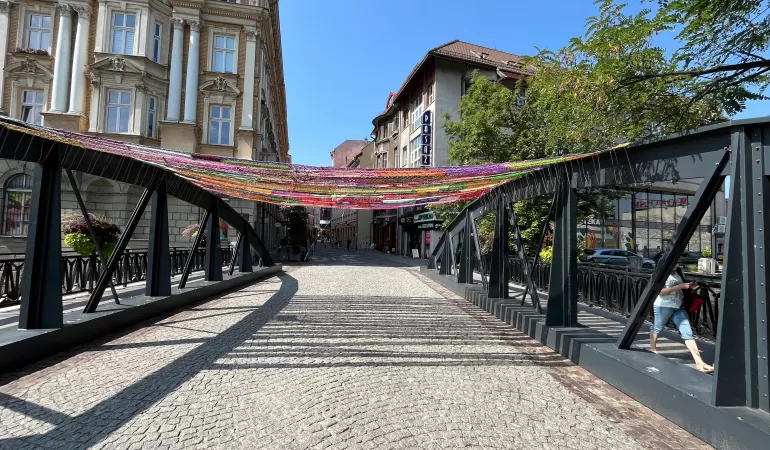 Makramowy dach nad mostem na ulicy 11 Listopada