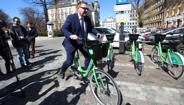 Prezydent Klimaszewski przesiada się z limuzyny na rower miejski