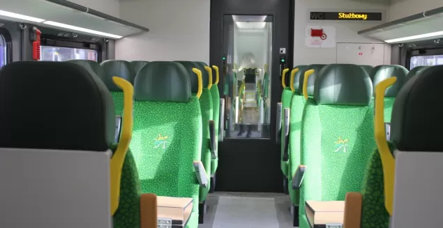 Piętrowy pociąg Pesa SunDeck jeżdżący w Kolejach Mazowieckich