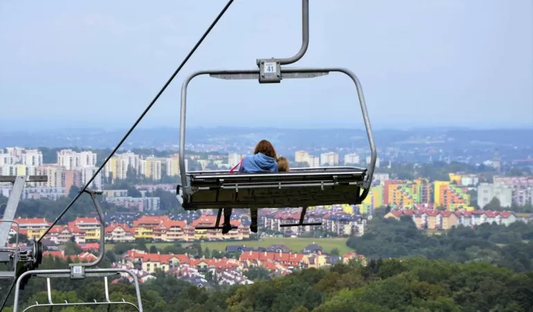 Kolej na Dębowcu wznawia działanie po przerwie technicznej - start już 1 maja