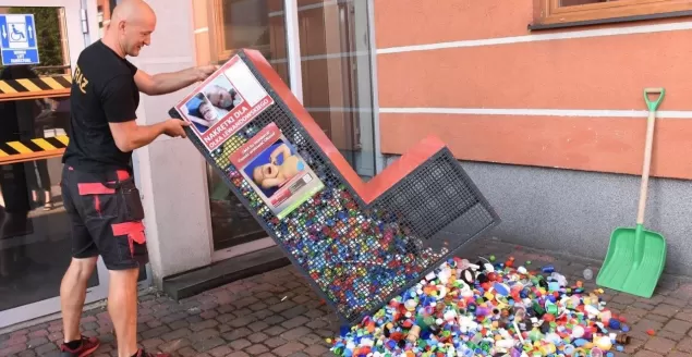 Wrzucisz nakrętkę do „malucha” - pomożesz potrzebującym