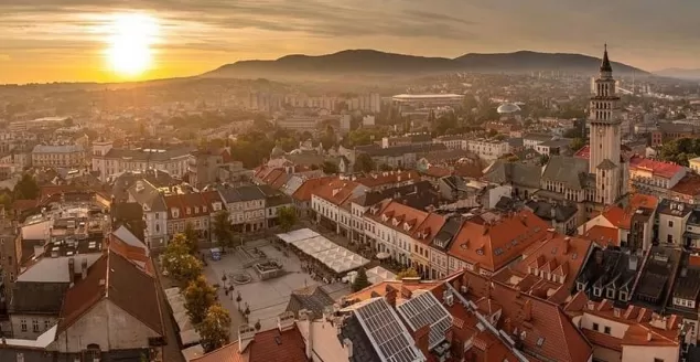 PocztowkazBielska,Bielsko,BielskoBiała,Rynek,Góry,Beskidy,WschódSłońca,Sierpień,Lato,Wakacje,