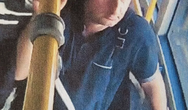 Policja poszukuje złodzieja. Przestępca okradł starszą kobietę w autobusie