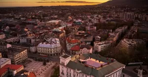 Zamek Sułkowskich o poranku