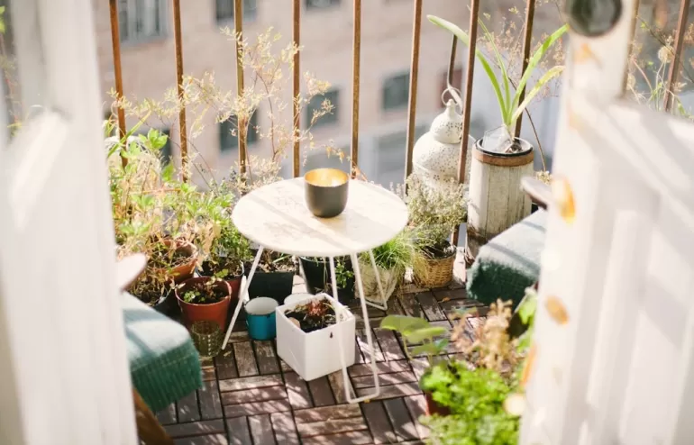 Jak urządzić przytulny mały balkon, żeby nie chciało się z niego schodzić?