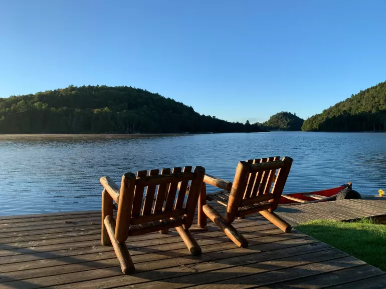 Domki nad jeziorem - poznaj zalety wypoczynku nad wodą