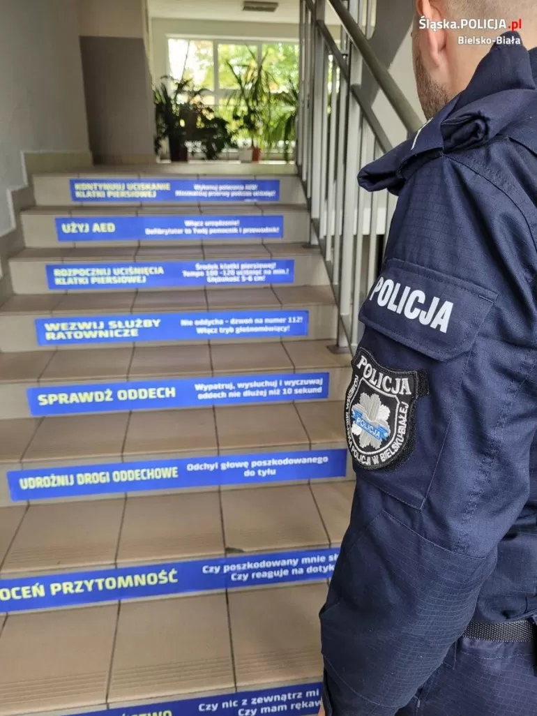 Kreatywnie o pierwszej pomocy: policjanci „wyklejają” wiedzę na schodach