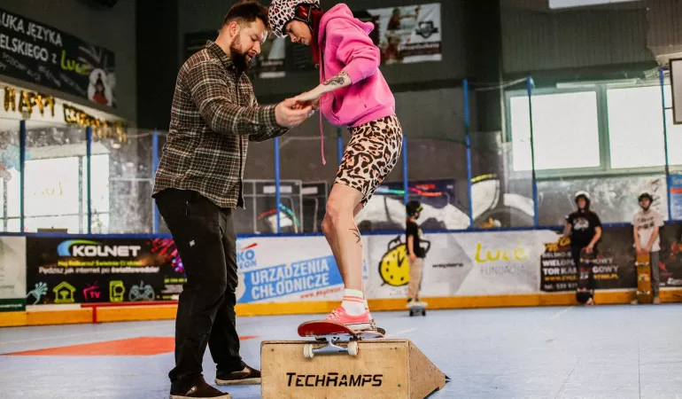 Zacznij bezpłatnie swoją przygodę z deskorolką w SKATE SPACE - pasja, bezpieczeństwo i profesjonalni instruktorzy!
