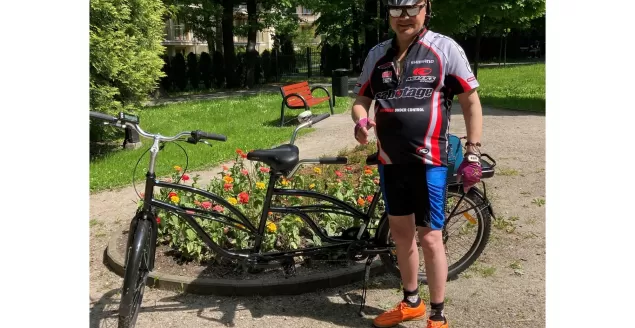 Na zdjęciu Mateusz Markwat i jego rower,