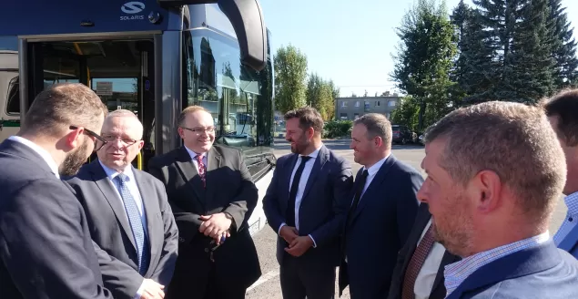 Wiceministrowie odwiedzili zajezdnię Komunikacji Beskidzkiej