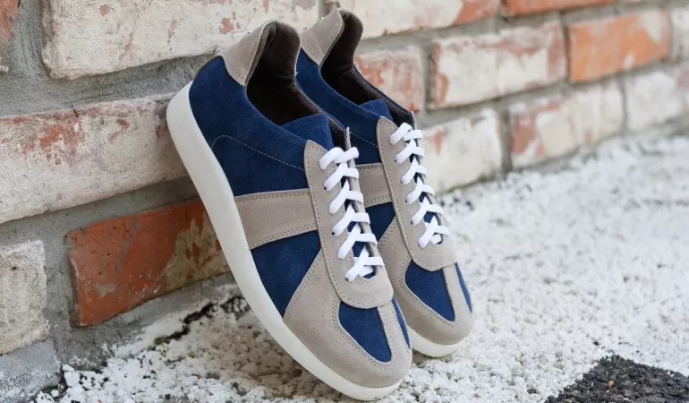 Sneakersy z grubą podeszwą - jak je stylizować, by wydłużyć sylwetkę?