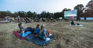 Filmowe zakończenie Juwenaliów Podbeskidzia - seans pod gwiazdami na kampusie UBB