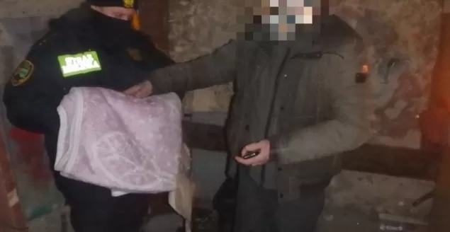 strażnicy miejscy przekazali bezdomnym koce
