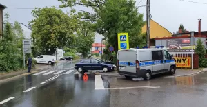 Poślizg zakończony uderzeniem w drzewo. Niebezpiecznie na Karpackiej