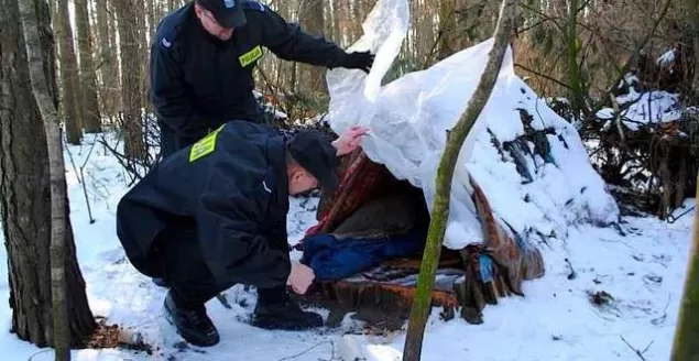 policja bezdomni zima