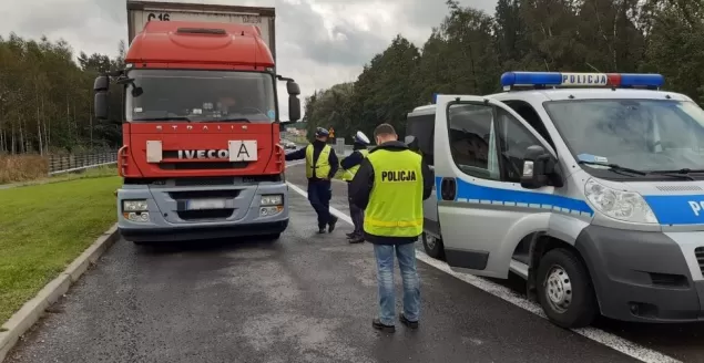 Policjanci z drogówki kontrolowali transport odpadów