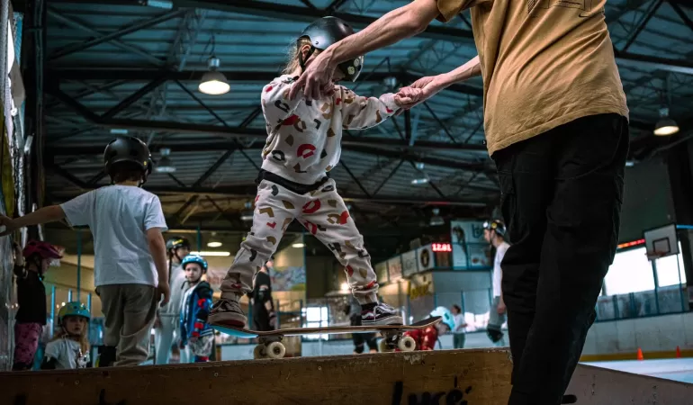 Zacznij bezpłatnie swoją przygodę z deskorolką w SKATE SPACE - pasja, bezpieczeństwo i profesjonalni instruktorzy!