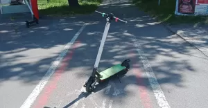 Hulajnoga na chodniku