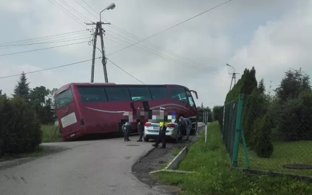 autobus w rowie