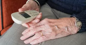 senior, telefon, oszustwo
