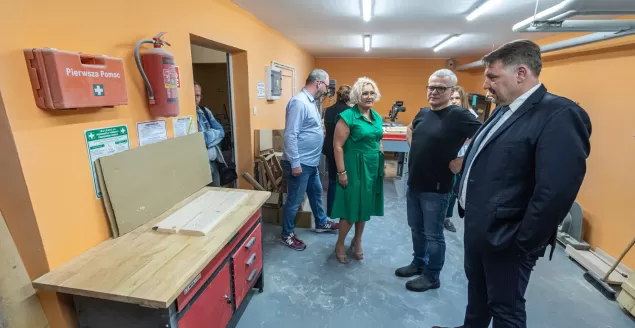 Warsztat stolarski w schronisku dla bezdomnych