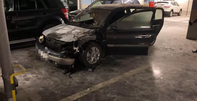Pożar samochodu na terenie parkingu galerii