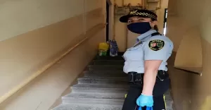 Bielscy strażnicy miejscy dostarczają żywność w czasie epidemii