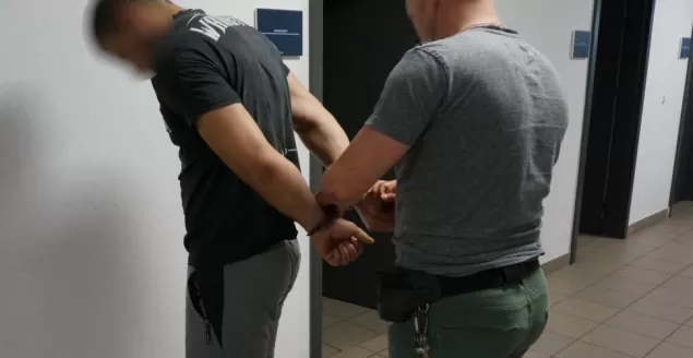 Dzielnicowy po służbie zapobiegł kradzieży katalizatora
