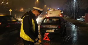 Wtargnął pod samochód!