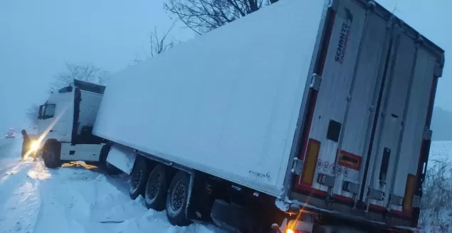 Od rana bardzo trudne warunki na drogach. Policja apeluje