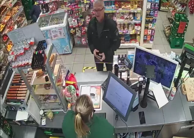 Płacił nieswoja kartą w placówkach handlowych. Poszukuje go policja