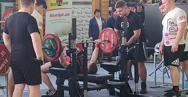 Pokonywał dorosłych zawodników mając 14 lat. Osiąga kolejne sukcesy