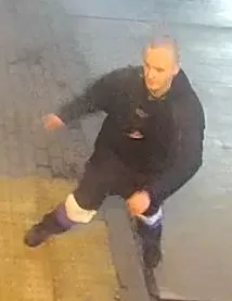 Policja poszukuje sprawcy zniszczenia tablicy przystankowej na ul. Cieszyńskiej