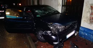 Nocna szarża pijanego kierowcy zakończona na ścian